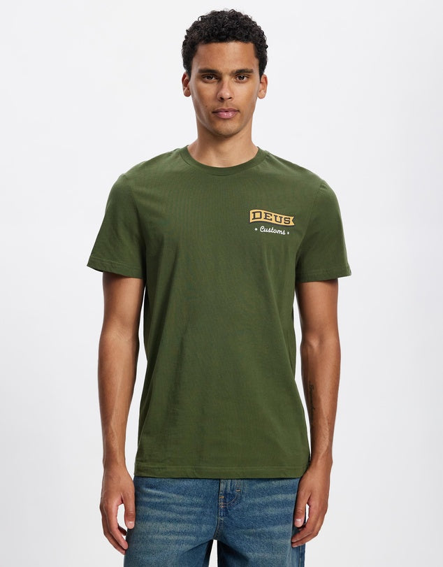 DEUS - Memento Tee in Cypress Green