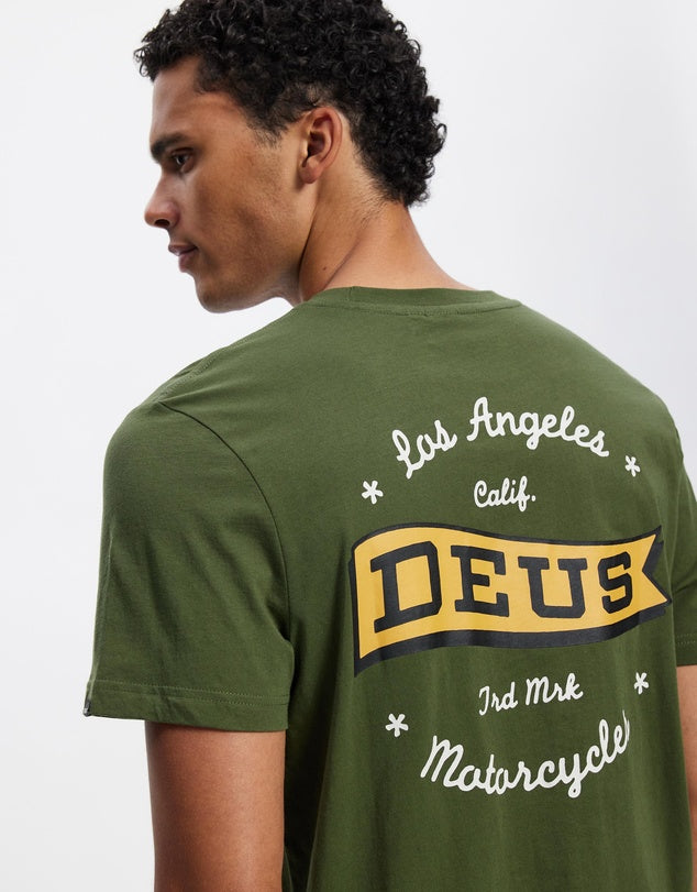 DEUS - Memento Tee in Cypress Green
