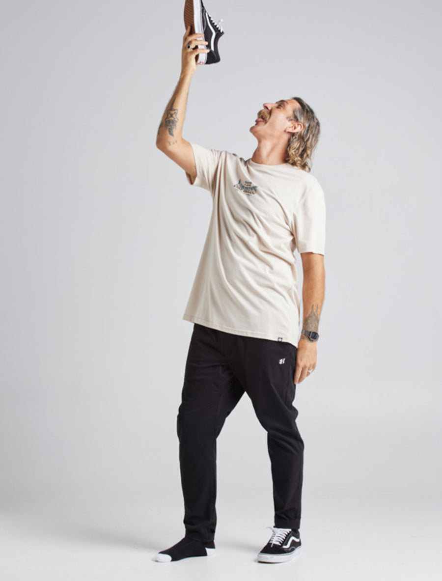 The Mad Hueys - Surfing Shoey Tee in Cement